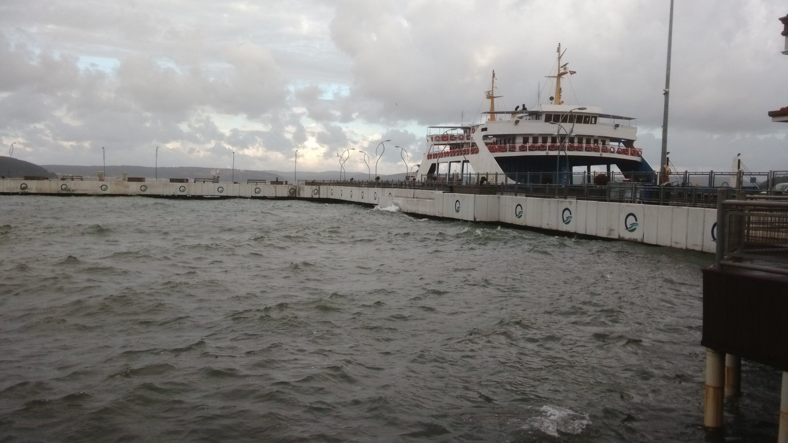 Feribot Seferleri İptal Edildi 2015 Eceabat Feribotu Limanda Bağlı