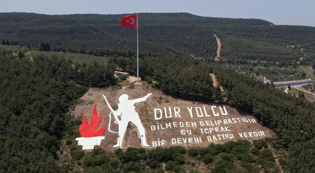 Çanakkale'nin simgesi haline gelmiş Dur Yolcu yazıtı.