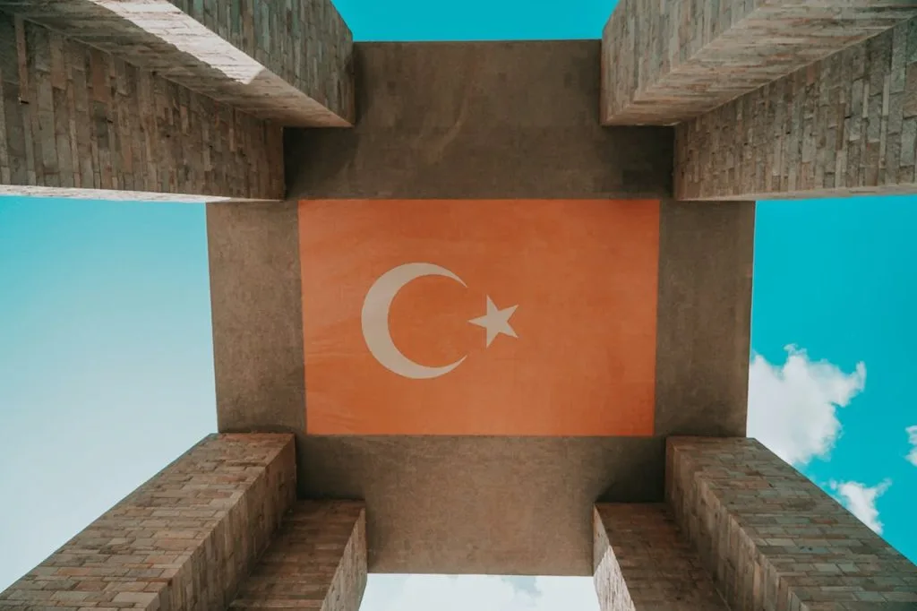 Çanakkale Şehitler Abidesi alttan bakış.