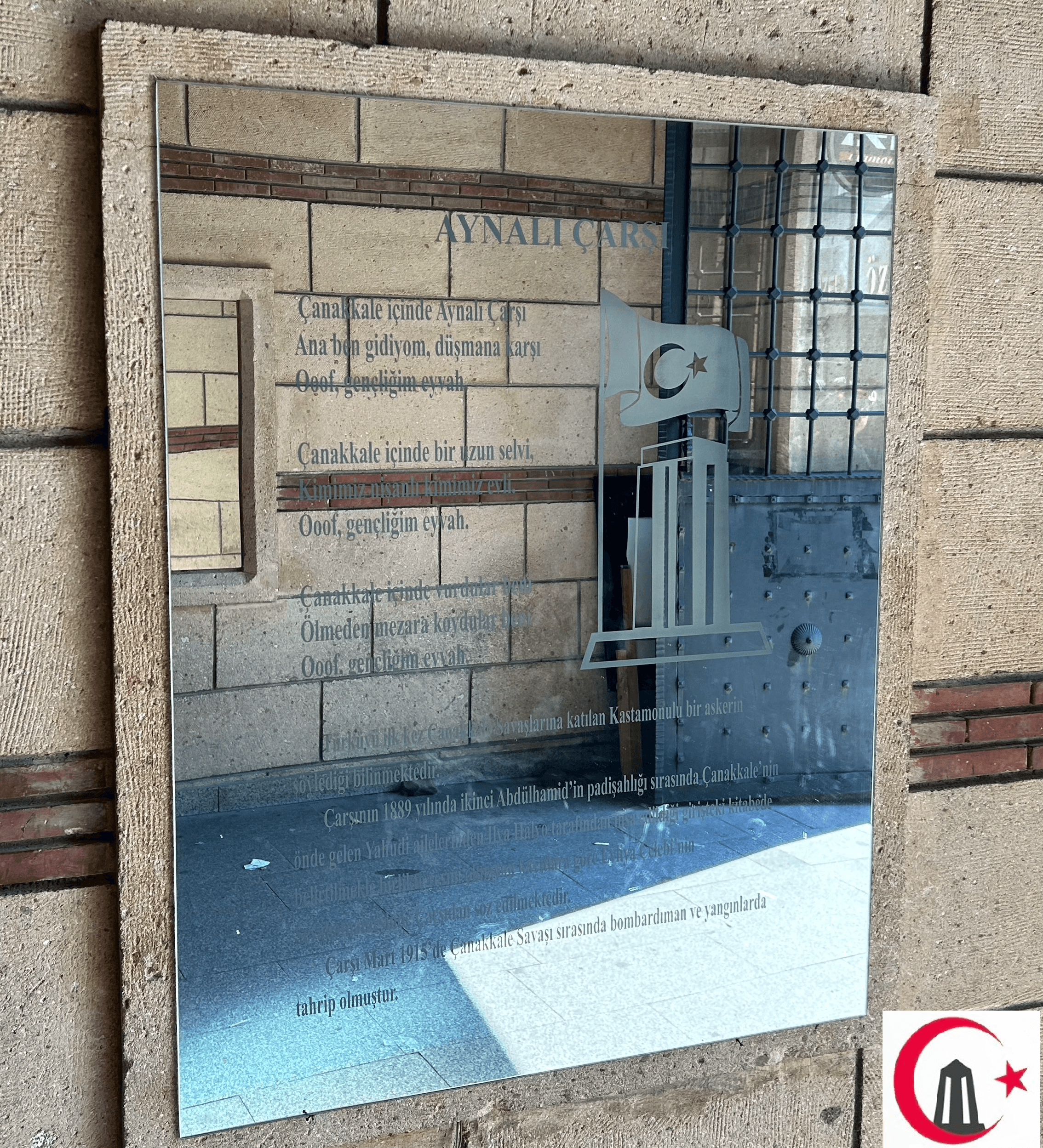 Aynalı Çarşı girişinde bulunan ve üzerinde türkü ve yapım tarihi bulunan ayna.