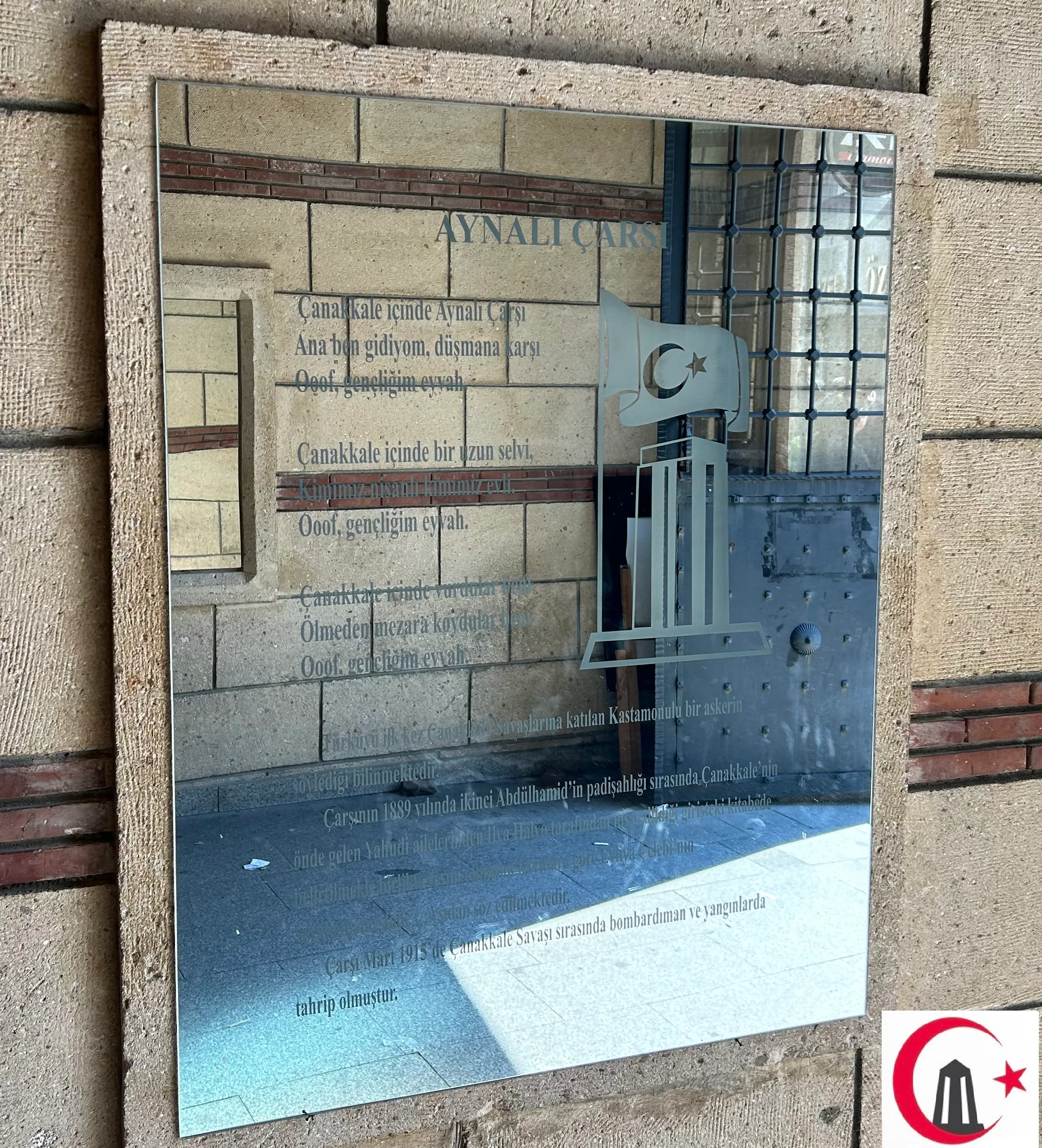 Aynalı Çarşı girişinde bulunan ve üzerinde türkü ve yapım tarihi bulunan ayna.