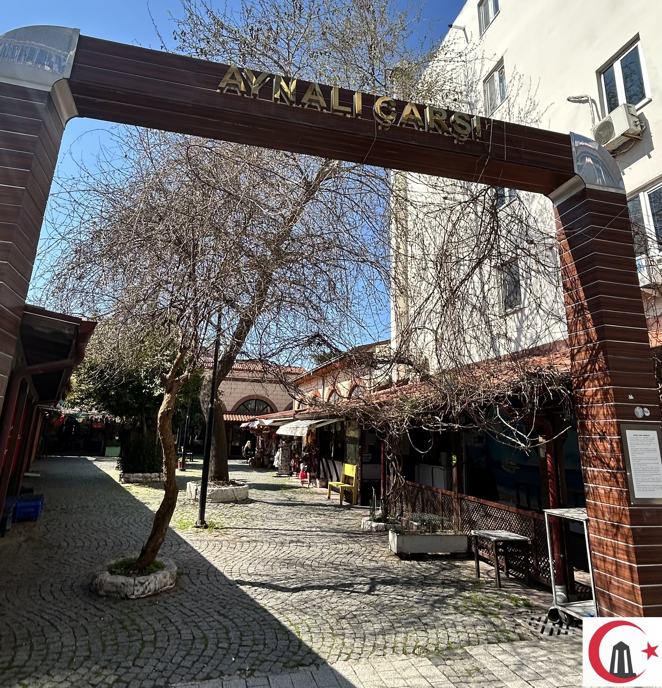 Ana cadde üzerinden Aynalı Çarşı’ya girişi olan baharatçı ve manav dükkanları.