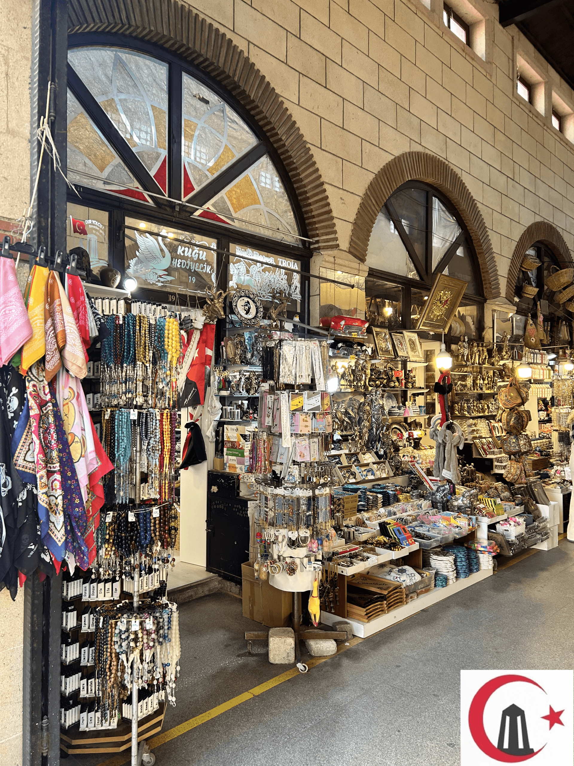 Aynalı Çarşı İçindeki Tarihi Bir Hediyelik Dükkan