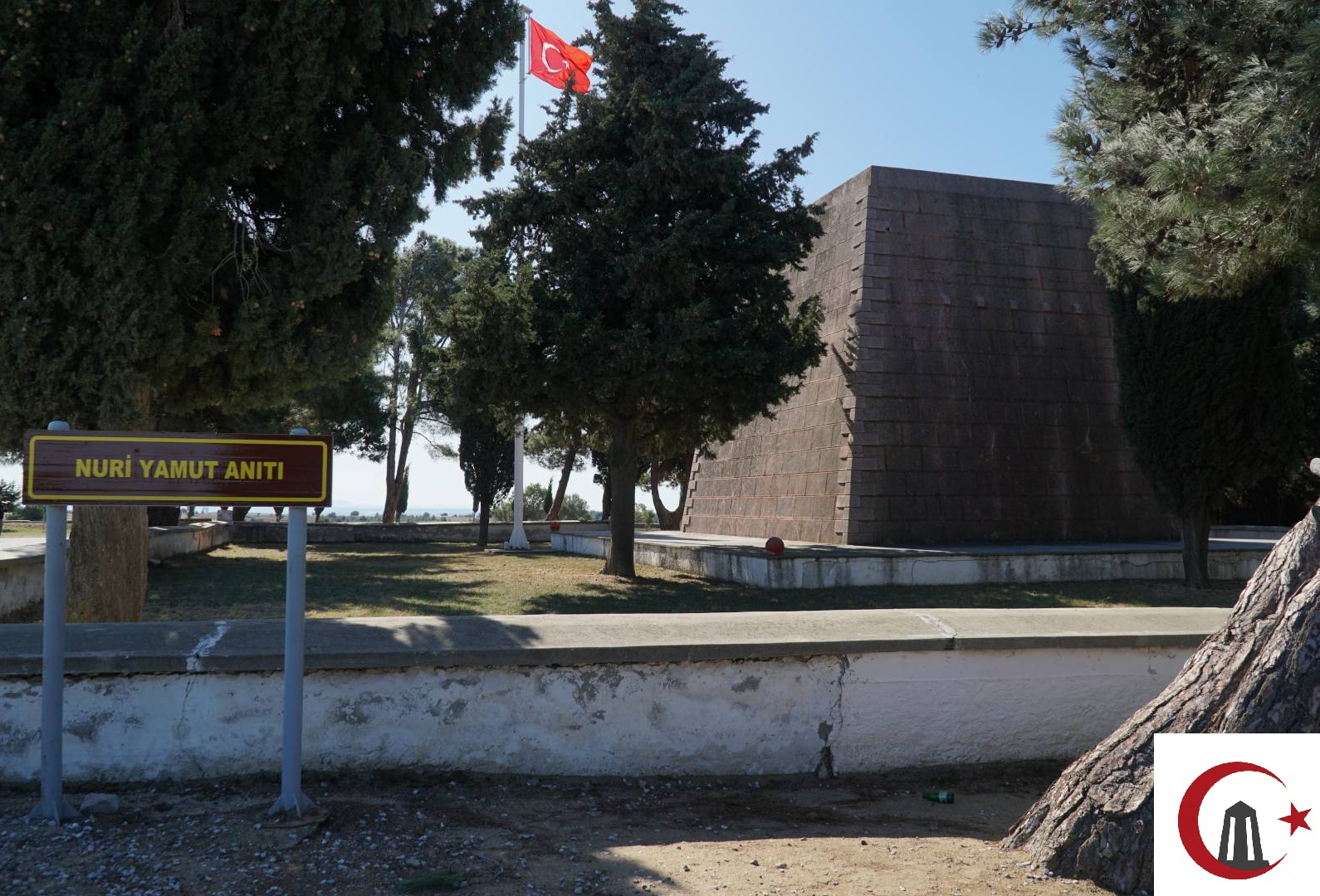 Çanakkale Seddülbahir Güney Cephesi Zığındere mevkisinde bulunan Nuri Yamut Anıtı