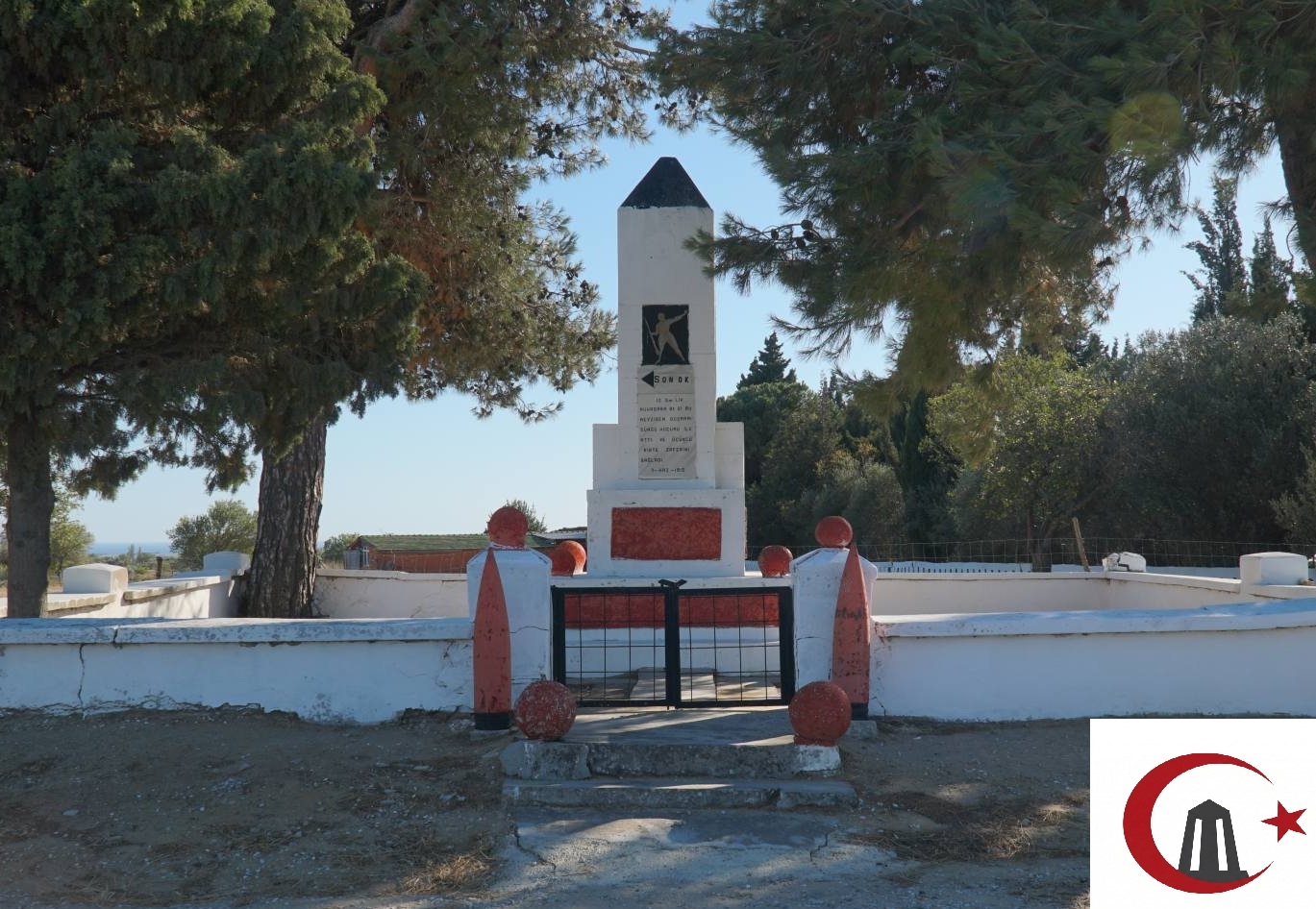 Çanakkale Alçıtepe köyü yakınındaki süngü şeklindeki Son Ok Anıtı